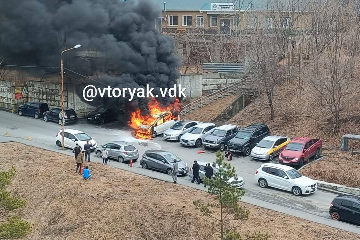 Во Владивостоке взорвался автомобиль, припаркованный у больницы