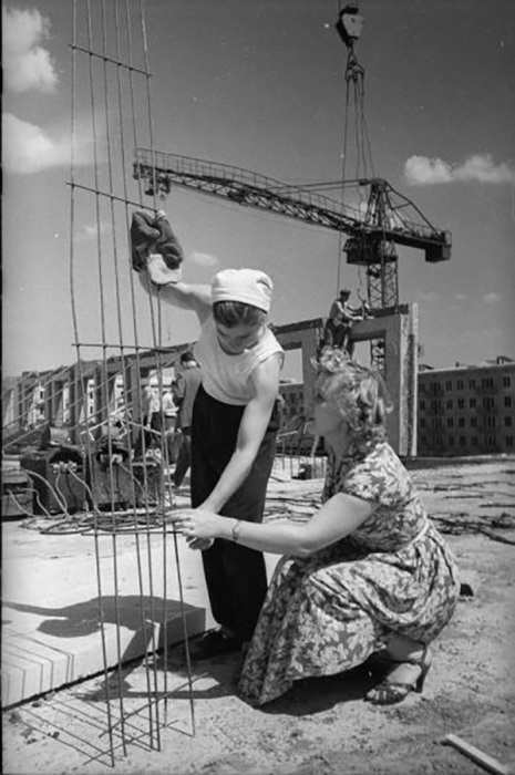 Заслуженная артистка РСФСР Ирина Муштакова на стройке в Черемушках 1958 - 1963 Семен Мишин-Моргенштерн 