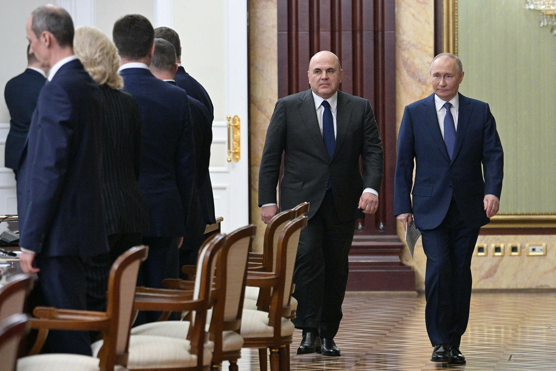 Владимир Путин и Михаил Мишустин идут на заседание правительства