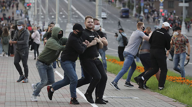 Второй день протестов в Беларуси: драки с ОМОНом и сотни задержаний