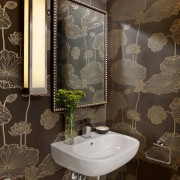 Коричневые обои в ванной