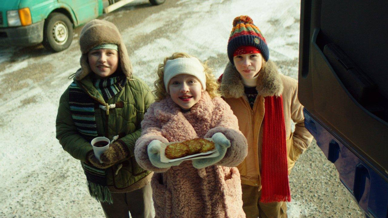 Наверстать за майские: 6 новых семейных фильмов для просмотра с детьми которого, РоссияРейтинг, Кинопоиска, деревню, можно, играет, 77Рейтинг, Сергей, исполнении, Павел, 68Рейтинг, дедушке», знакомится, решает, Аннушку, Ингрид, озвучил, версия, более, 2»Страна