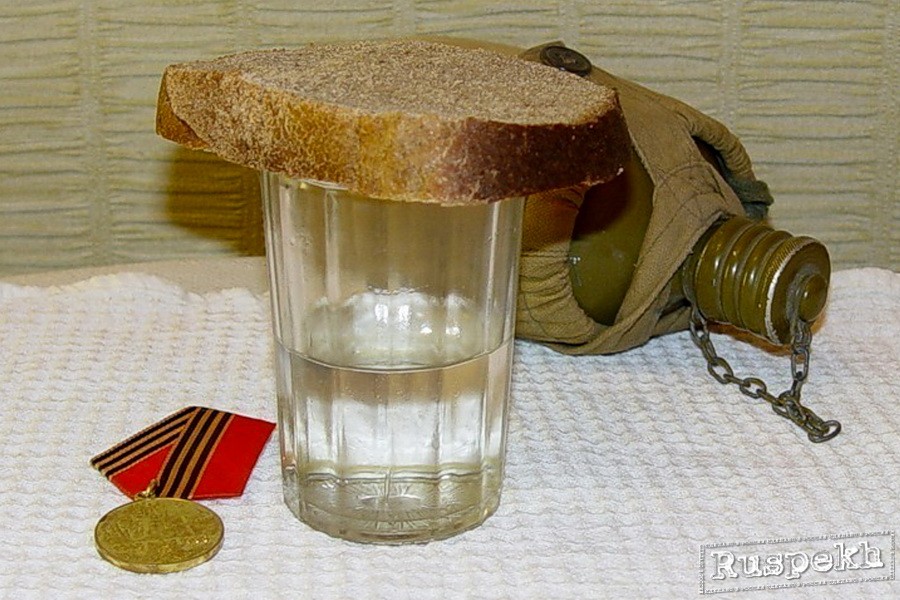 Рюмка с хлебом фото