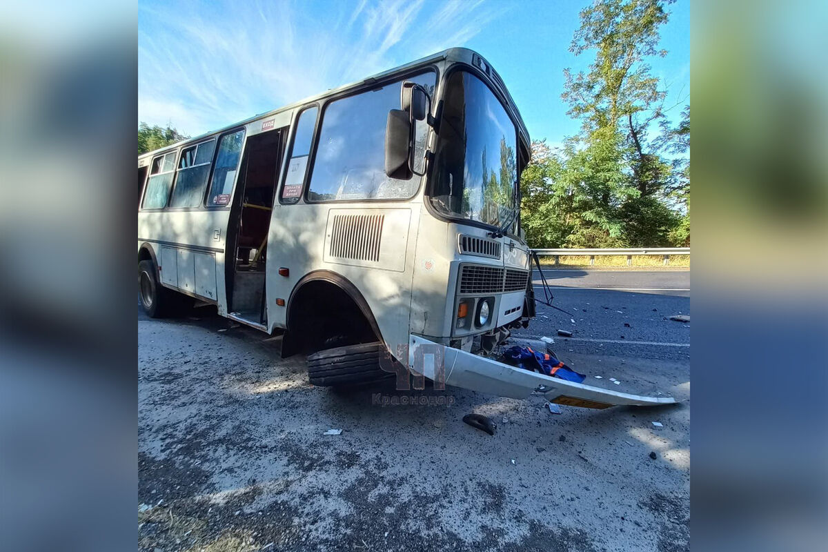 На Кубани трое детей пострадали в аварии с автобусом