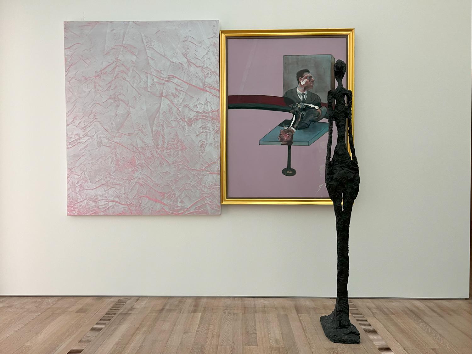 Вид экспозиции «Dance With Daemons» в Fondation Beyeler. Работы: Rudolf Stingel, Francis Bacon, Alberto Giacometti