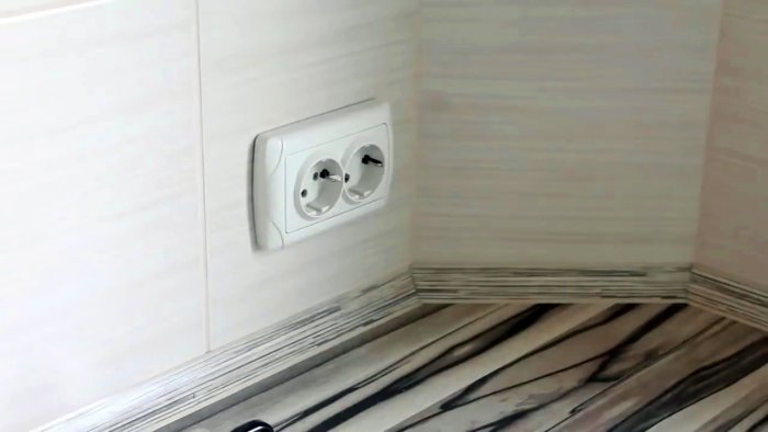 Необычный ремонт выпадающей розетки Необычный ремонт выпадающей розетки домашний очаг,мастерство,ремонт розетки,рукоделие,своими руками,умелые руки