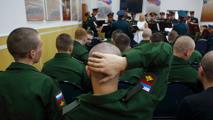 «А офицер начал его головой в унитаз макать»: Кто и зачем распространяет фейковые новости россия