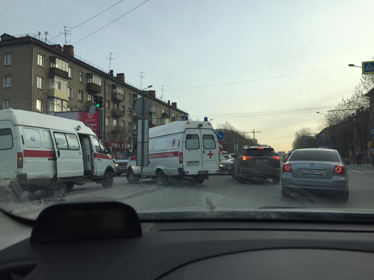 Нгс новости новосибирск сегодня происшествия. ДТП на Титова в Новосибирске. Авария на Титова сегодня. Авария на Серафимовича Новосибирск.