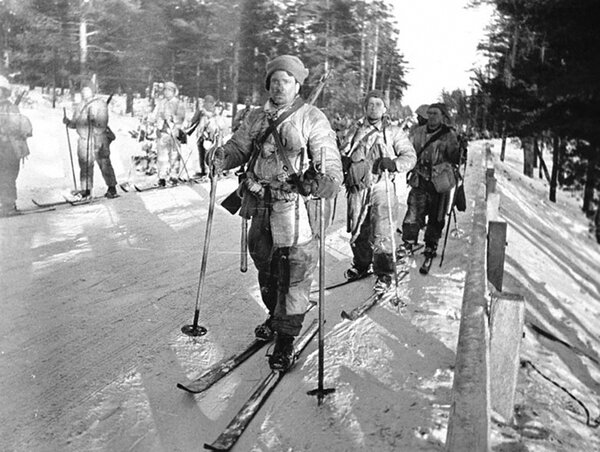 Отряд советских лыжников во время советско-финской войны 1939-1940 гг, вооруженный автоматами Федорова