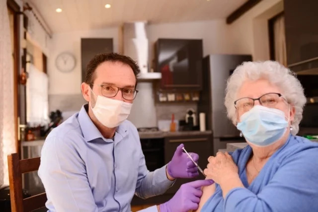 Ещё одно наблюдение: вакцинированные люди на 12 % реже попадали в больницу из-за тяжелого течения ОРВИ и других респираторных инфекций. 