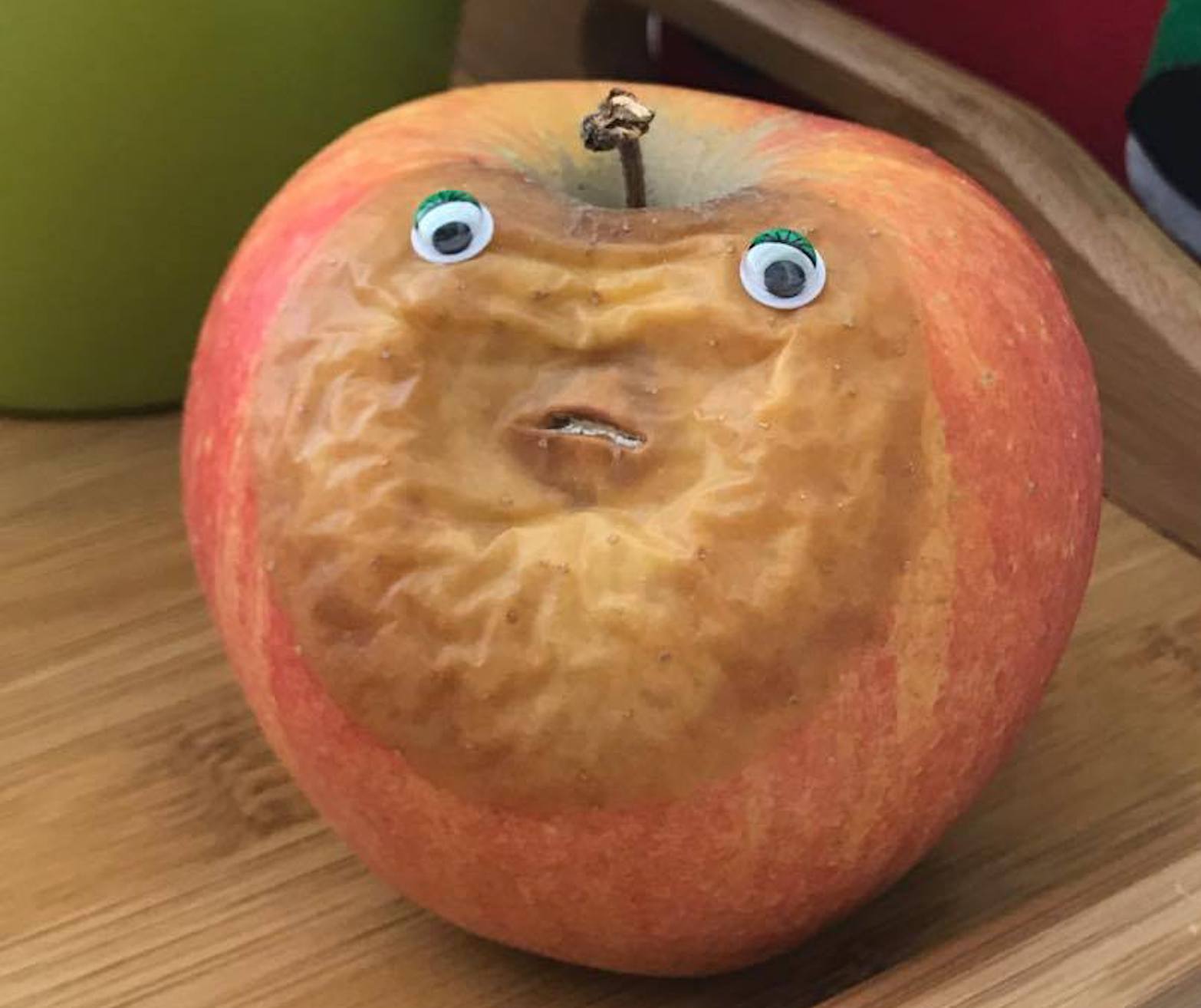Глупое яблоко. Испорченное яблоко. Смешное яблоко. Сморщенное яблоко.