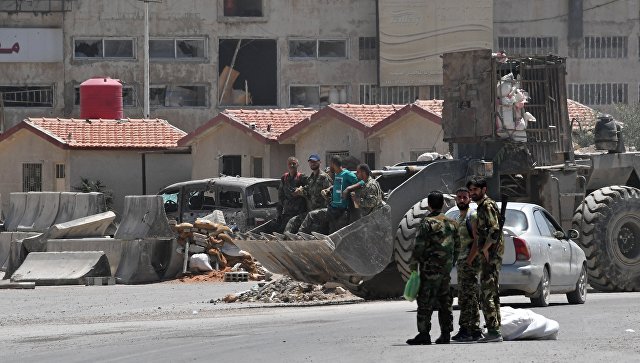 Бойцы на улице в квартале Кабун в пригороде Дамаска. Архивное фото