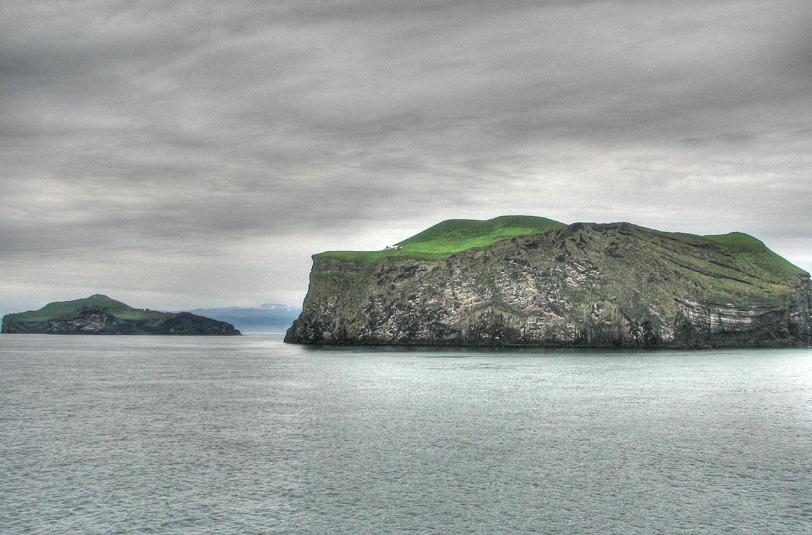 Одиноки домик архипелага Вестманнаэйяр у Южного побережья Исландии.