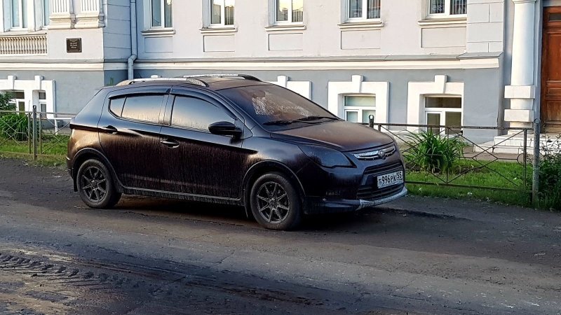 В Омске дорожники залили битумом припаркованные автомобили В Омске дорожники залили битумом припаркованные автомобили авто, асфальтирование, битум, гудрон, дорожники, коммунальщики, ремонт дорог