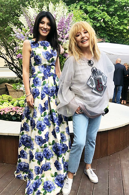 За столиком в любимой кафешке: Алла Пугачева, Максим Галкин и другие звезды на открытии кафе Валентина Юдашкина За столиком в любимой кафешке: Алла Пугачева, Максим Галкин и другие звезды на открытии кафе Валентина Юдашкина Хроника