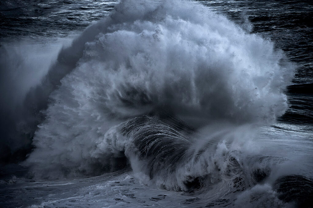 Австралийский фотограф десятки лет снимал волны. Вот его самые сильные фото Фотография