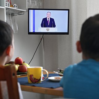 Путин призвал платить пособия на детей до полутора лет людям с любым доходом