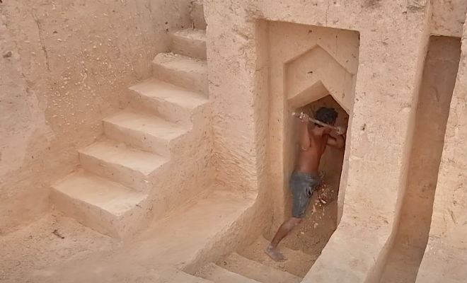 Мужчина копал яму 60 дней: построил подземный двор с бассейном с помощью одной лопаты Культура