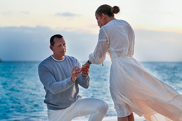 Дженнифер Лопес и Алекс Родригес показали свою помолвку на берегу океана