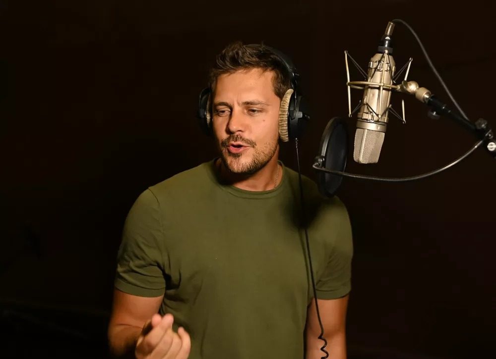 «Теперь я ещё и певец»: Милош Бикович записал песню на русском языке