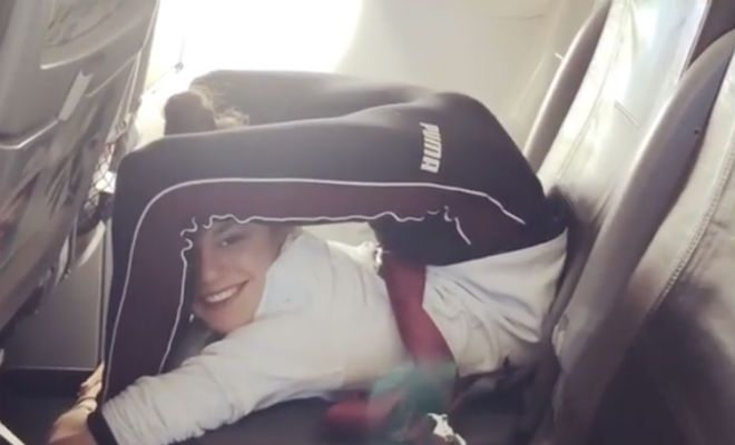 Австрийская гимнастка устроила выступление прямо в кресле самолета культура