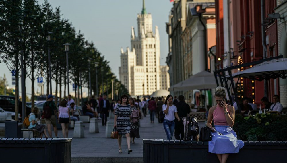 Городское население москвы. Прохожие на улицах Москвы. Городские жители. Жители Москвы. Население Москвы фото.