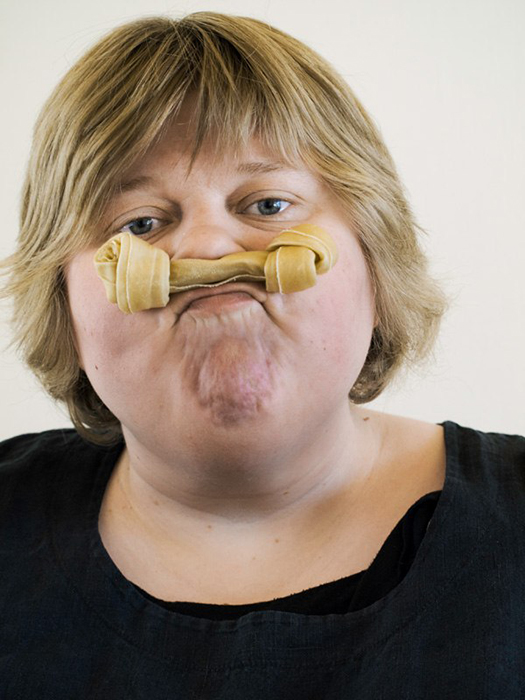 Слишком честно: «Чёрный юмор» по-фински на скандальных селфи Ийю Сусирайя Слишком честно: «Чёрный юмор» по-фински на скандальных селфи Ийю Сусирайя ийю сусирайа