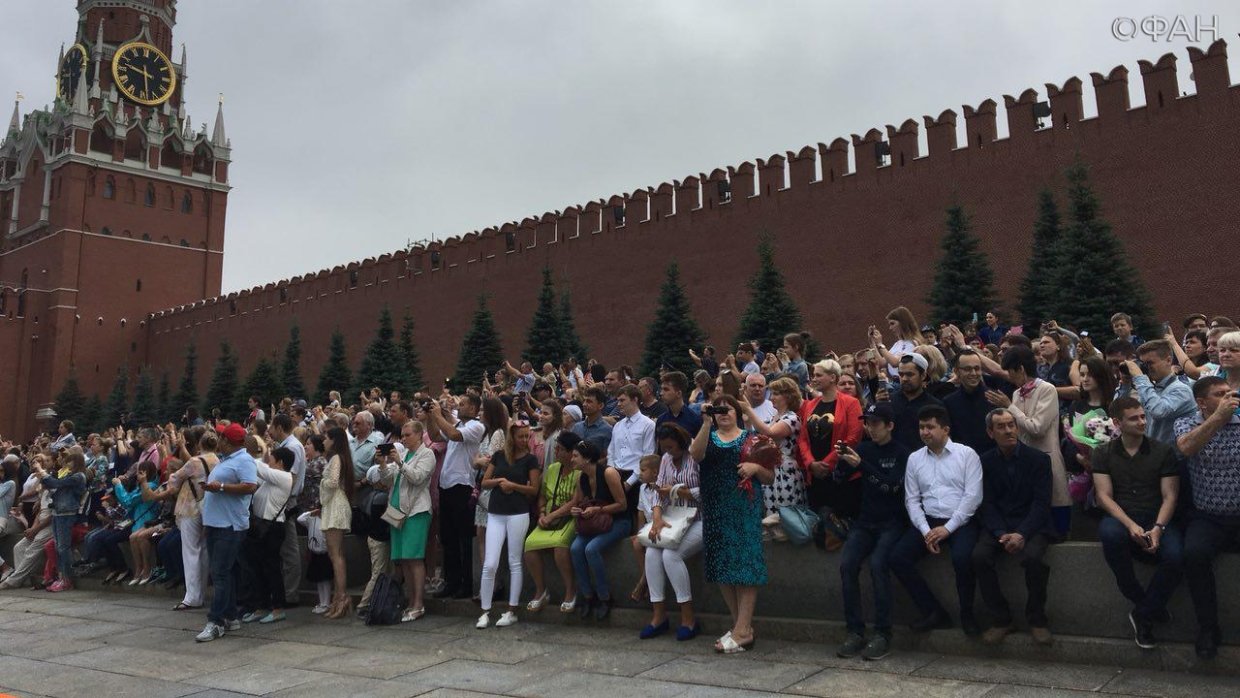 Выпускникам вузов МЧС России вручили дипломы на Красной площади 
