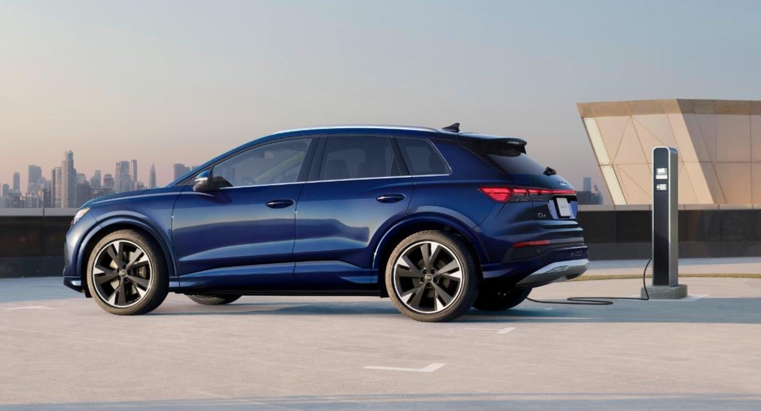 Появились цены на новый электрокроссовер Audi Q4 e-tron 2022 года