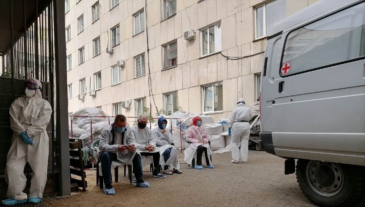 В Магнитогорске Lada протаранила скорую помощь, пострадали фельдшер и пациент