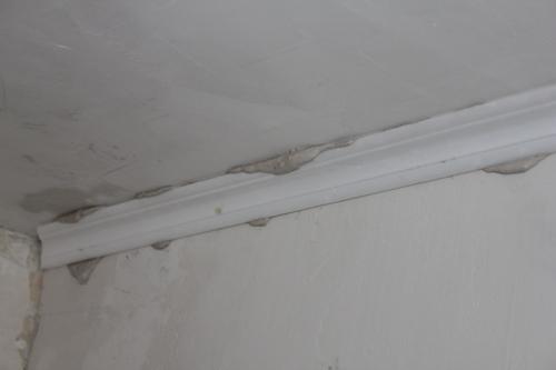 Как клеить потолочный плинтус без клея?