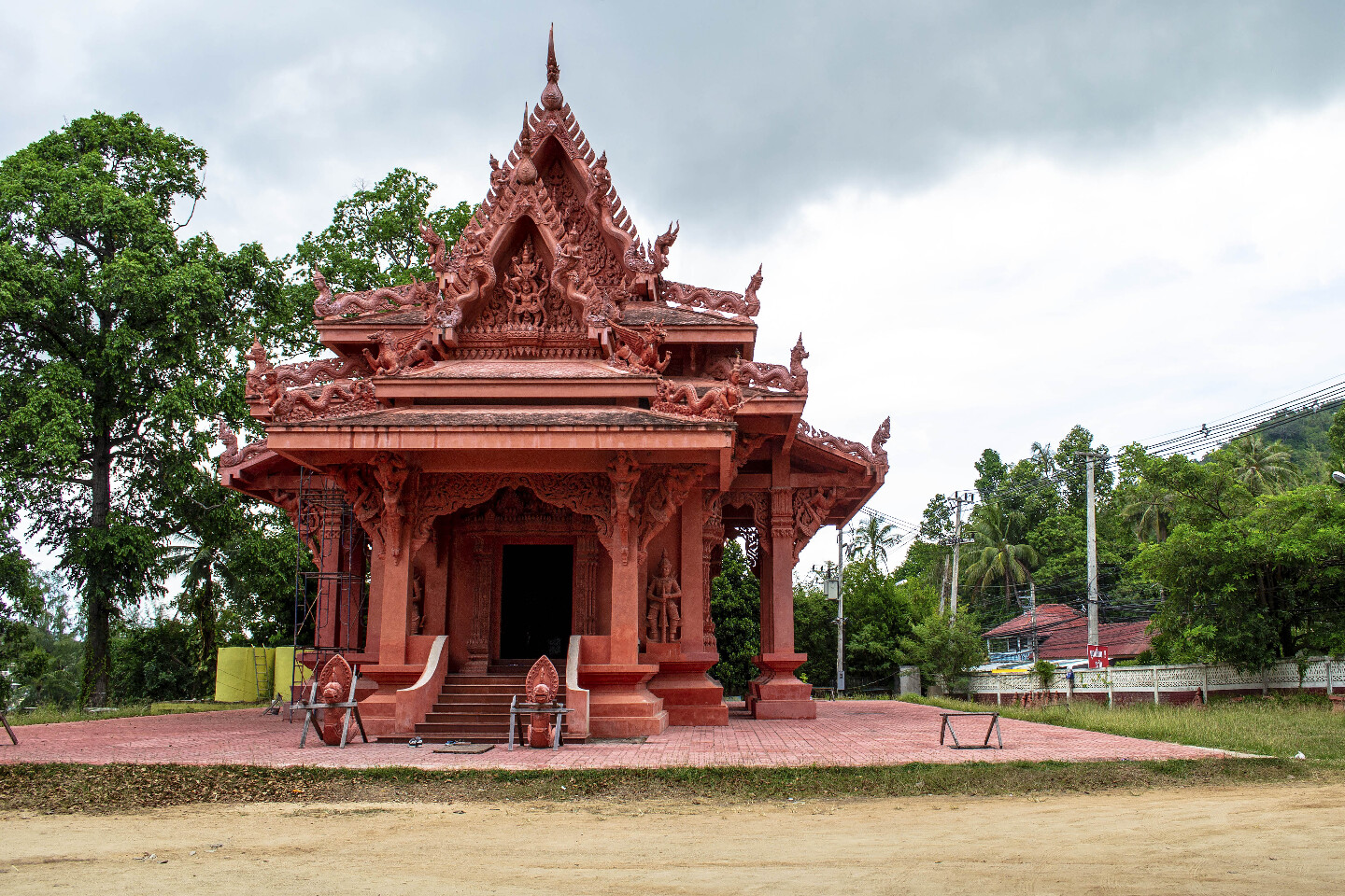 Будда земли. Самуи храм с монахом. Храм wat Kalayanamit Woramahawihan. Терракотовый храм.