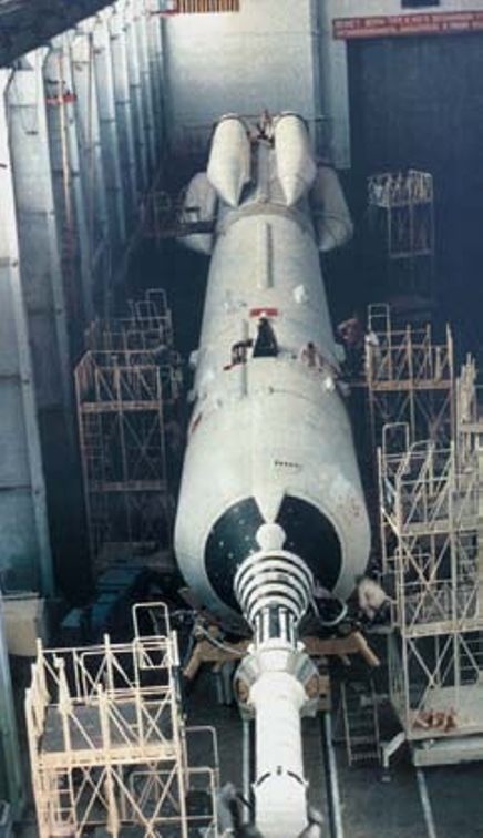 ​Испытательная ракетно-космическая система 82ЛБ72 в Монтажно-испытательном корпусе космодрома Байконур. Фото из архива НПО машиностроения - «Алмазный» корабль | Warspot.ru