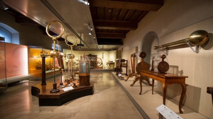 Реконструированный музей расположен в старинном дворце 12-го века и хранит уникальные приборы, придуманные и построенные самим итальянским ученым Галилео Галилеем.