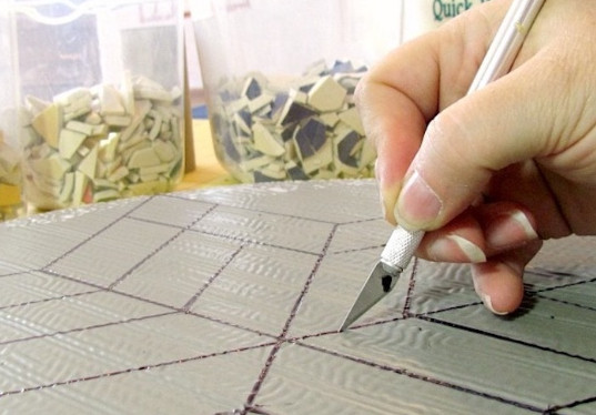 Не спешите выбрасывать осколки разбившихся чашек: сделайте уникальный элемент декора handmake