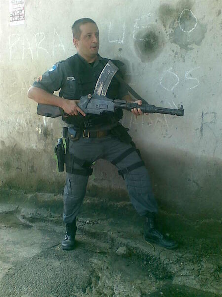 Бразильский полицейский с ручным пулеметом Мадсена