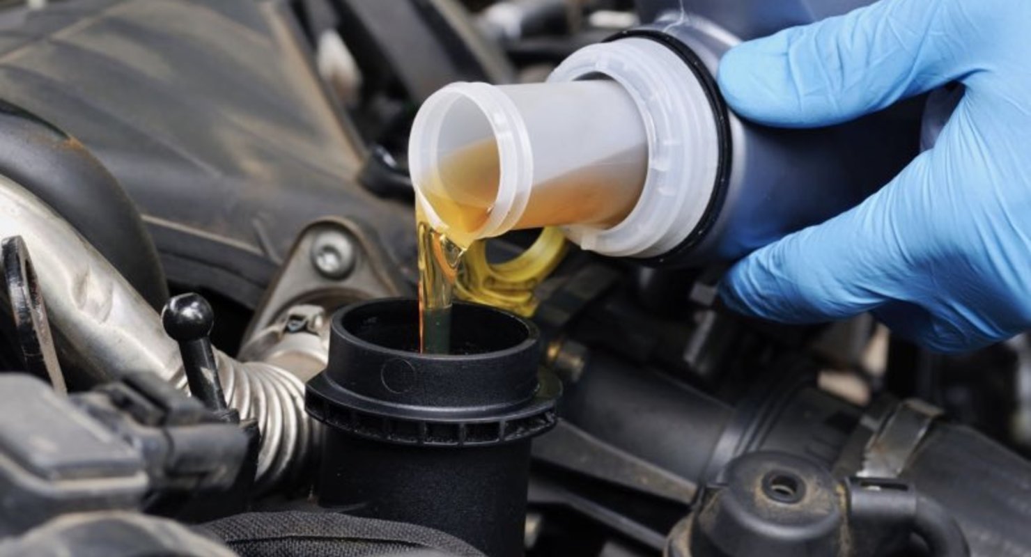 Чем опасно моторное масло, которое пахнет бензином Автомобили