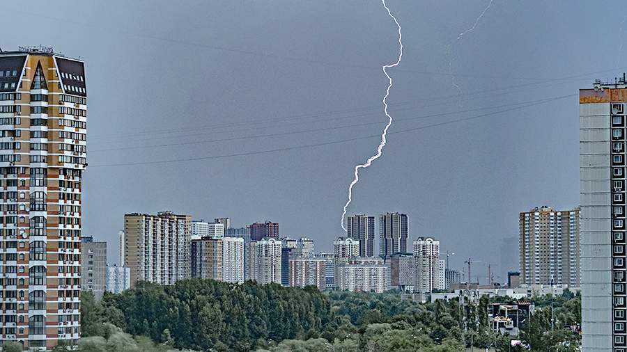 МЧС предупредило о грозе с усилением ветра до 15 м/с до конца дня в Москве