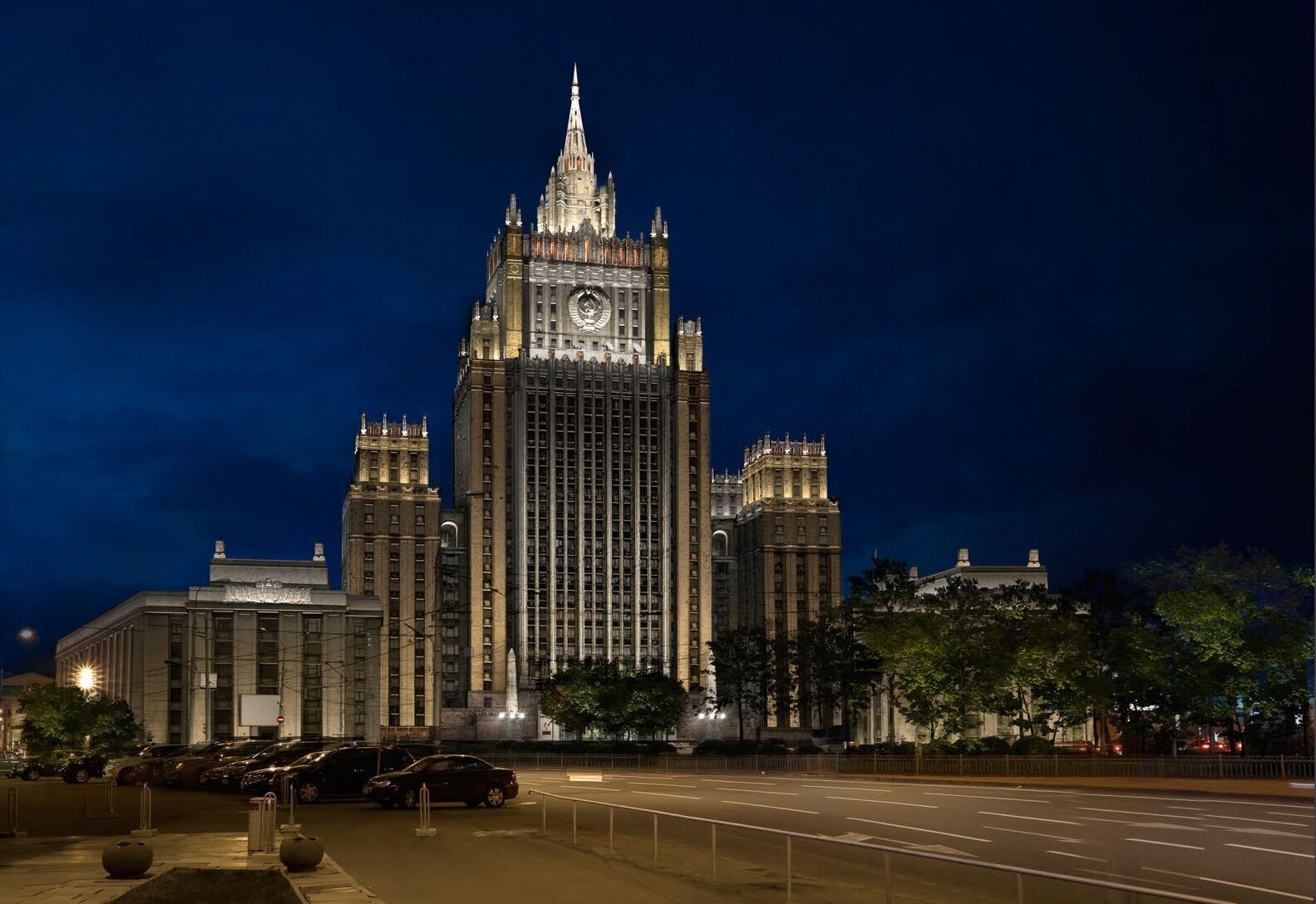 Здание мид. Сталинская высотка МИД В Москве. МИД РФ здание. Здание МИД В Москве. Здание МИД сталинская высотка.