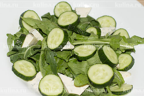 Салат из рукколы праздничный Огурцы нарезать кружками и выложить к остальным ингредиентам.