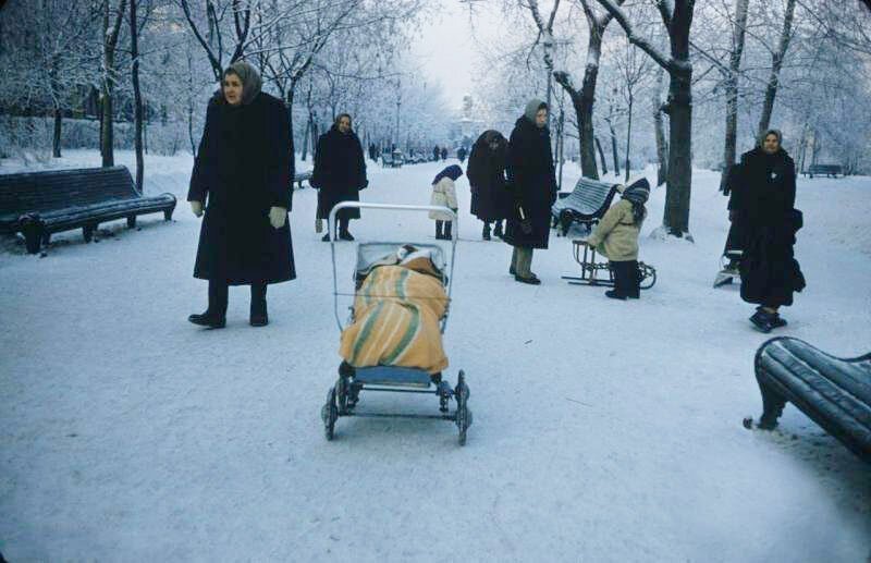 Фотографии зимней Москвы разных лет бульвар, вторая, половина, переулок, площадь, конец, годовЧистопрудный, 1940х, набережная, Националя, пруду, Новодевичьем, годовХоккей, заставы, Тверской, гостиницы, годГазетный, проспект, годЛенинградский, Сухаревский