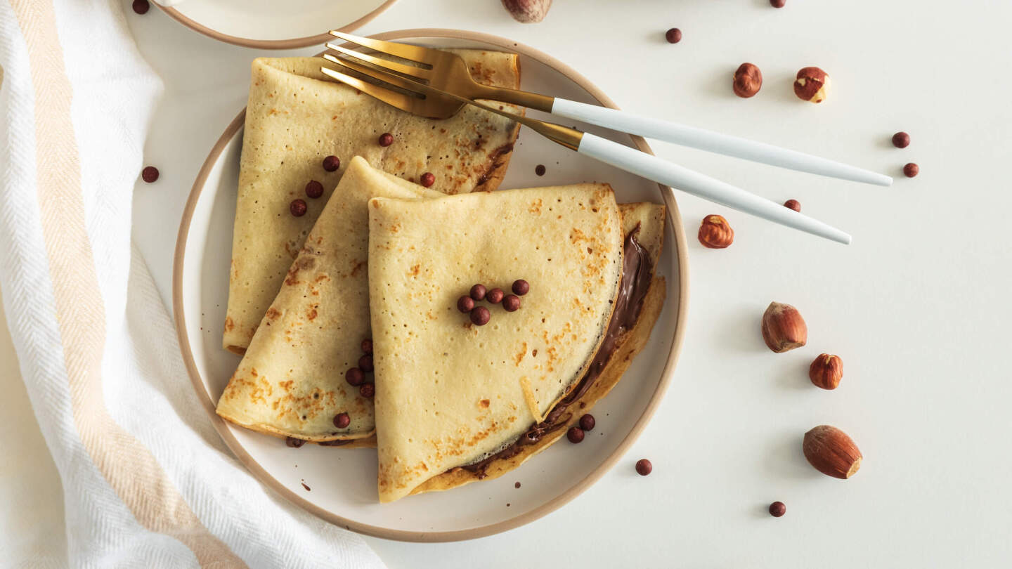 10 блинов, которые стоит испечь, пока не закончилась мука тесто, блины, сковороде, почти, раскатывают, маслом, складывают, прямо, готовят, сворачивают, молоко, остается, снова, сверху, пекут, часто, появились, Франции, гречневой, только