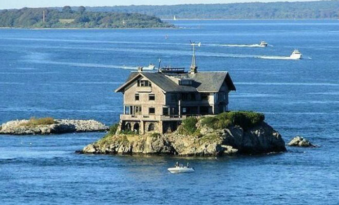 Мужчина лишился дома, но не переживал, а купил островок размером с дом и построил новое жилье на нем