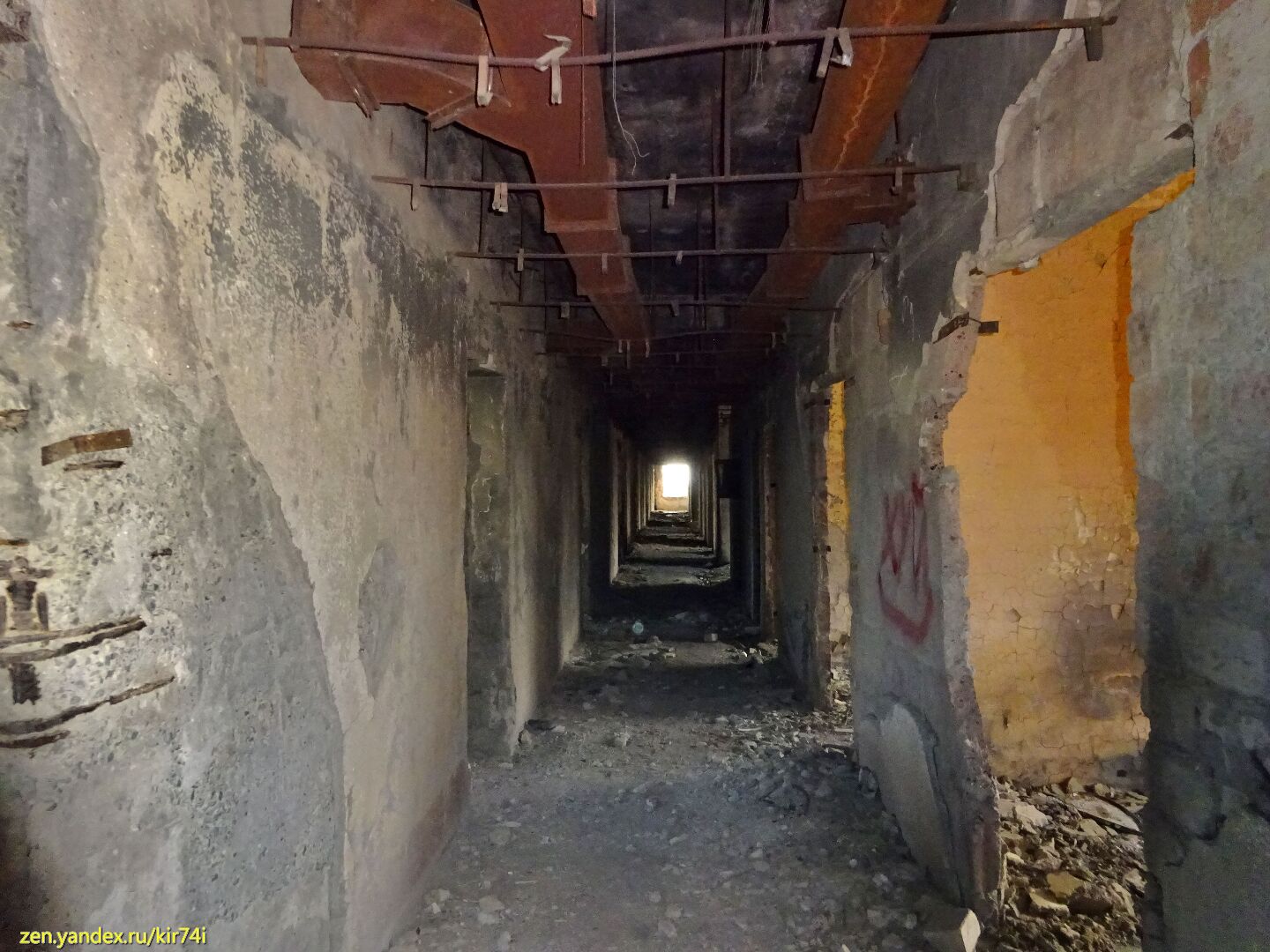 Заброшенный Совмин Абхазии. От подвала до крыши. Часть 6. Попали в основное здание и на крышу Заброшенный Совмин Абхазии. От подвала до крыши. Часть 6. Попали в основное здание и на крышу часть, здания, этажаКоридор, технический, пристройка, правая, вобще, основного, пристройке, никак, левая, здание, просто, отсюда, статьях, будет, привозят, побывать, может, стоилаЕще