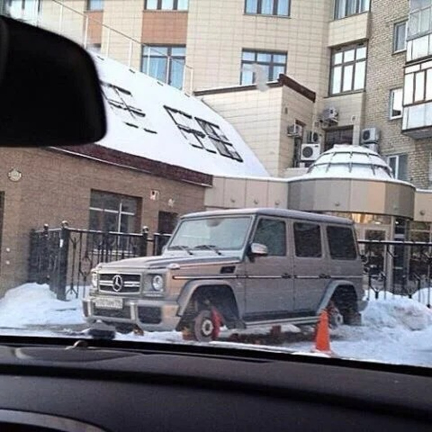 9 фото дорогих автомобилей, которым не повезло сегодня ночью колеса, автомобиль, автомобиля, которые, четыре, фотографии, дорогой, днище, можно, дисков, Range, Rover, странном, кроссовер, MercedesAMG, сняли, колес, грабители, Cayenne, Porsche