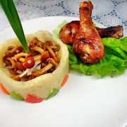 Маринованные куриные голени, с пюре и грибами.