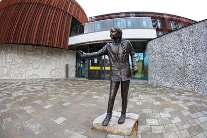 Памятник Грете Тунберг в британском университете привел студентов в ярость Из жизни