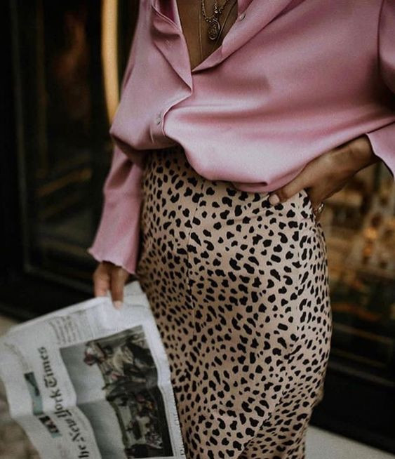 Шелковая блуза с леопардовой юбкой