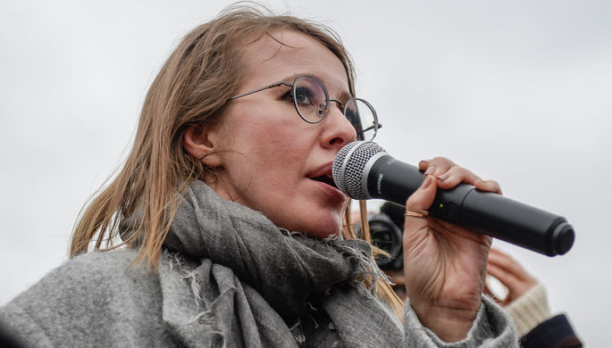 Телеведущая Ксения Собчак выступает на митинге «За образование и науку» на площади...