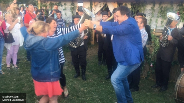 Саакашвили в Кодыме устроил дикие пляски с селянками